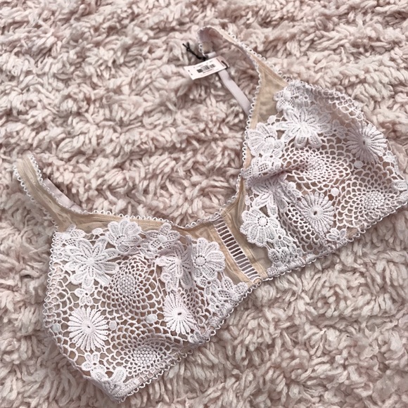 NEW! VS Floral Appliqué Scoop Bralette! - Picture 2 of 6